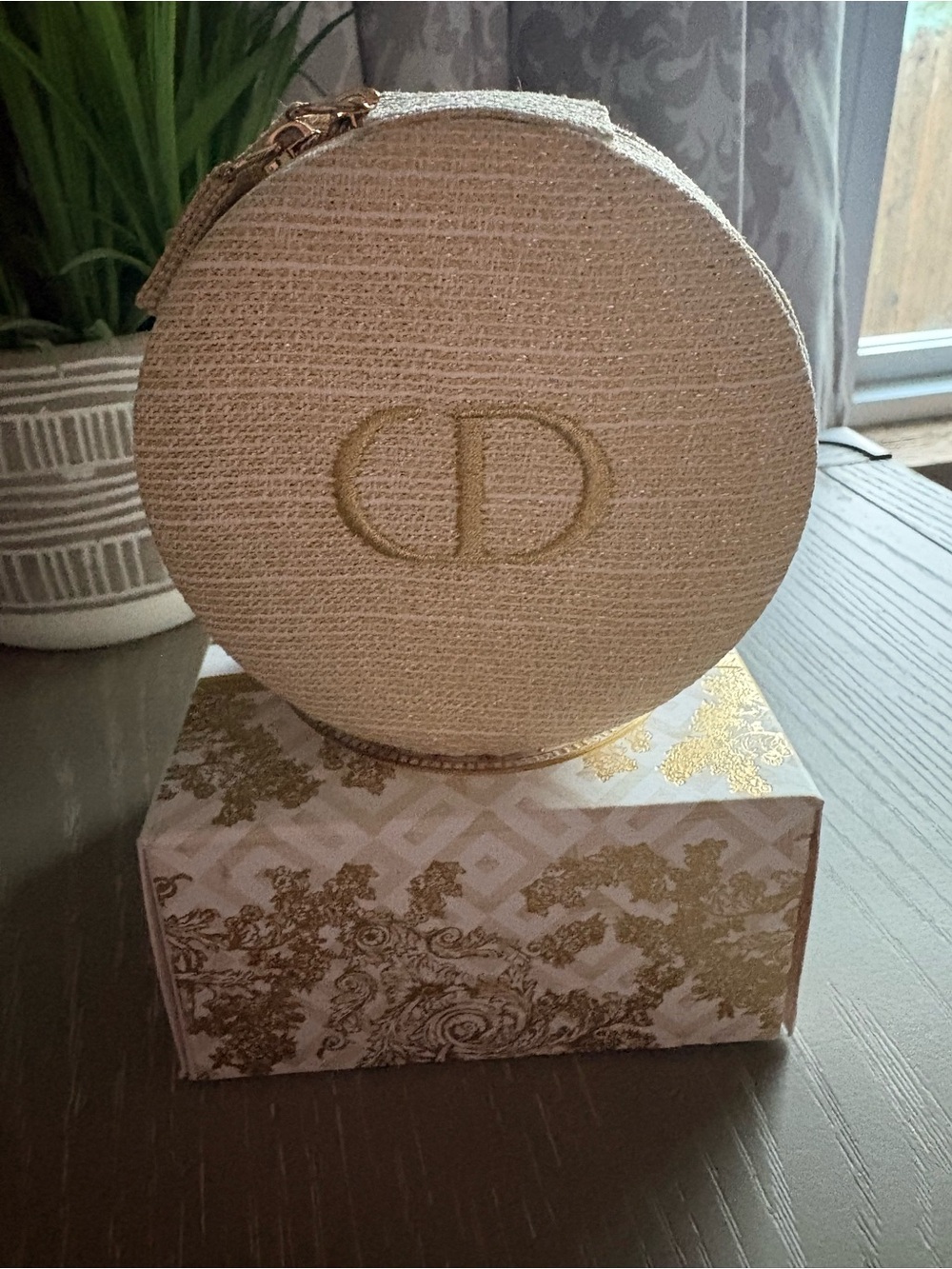FASHION Round small Beige Embroidered CD Cosmetic/jewelry Case - Picture 2 of 7